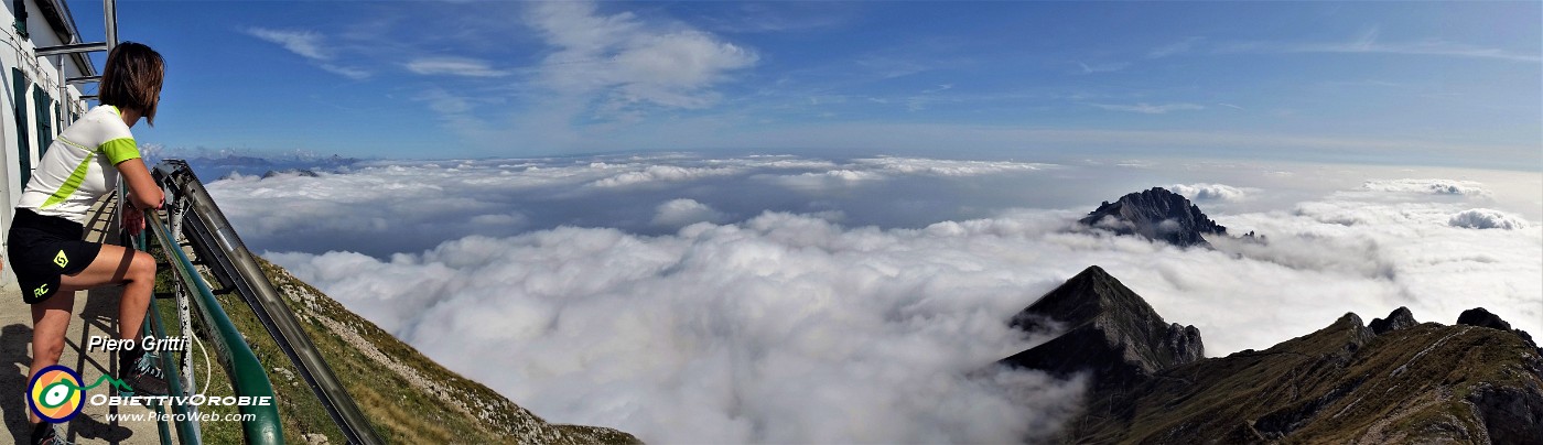 65 Al Rif. Brioschi (2410 m)...il cielo e blu sopra le nuvole !.jpg
